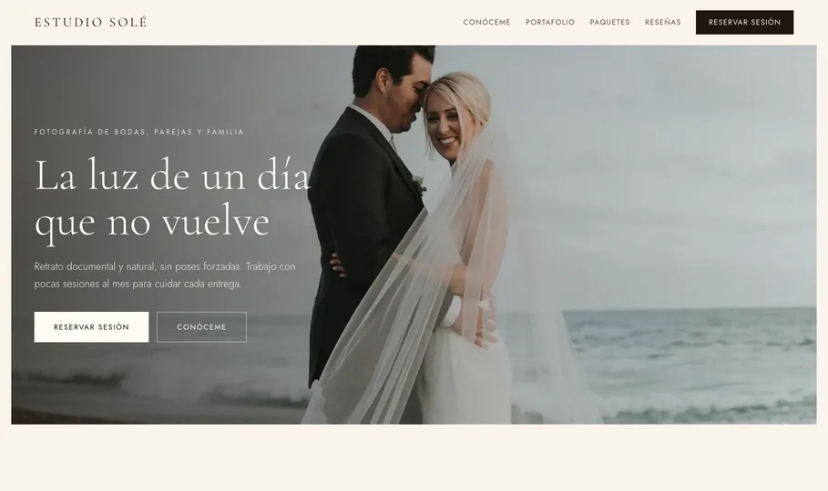 Portada de fotografía de Estudio Solé, con una pareja de novios y botón para reservar sesión